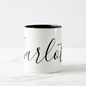 Eenvoudige effen witte en zwarte aangepaste naam C Tweekleurige Koffiemok (Center)