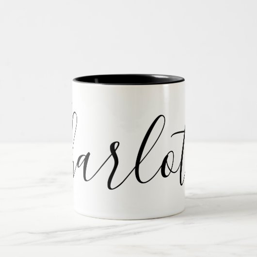 Eenvoudige effen witte en zwarte aangepaste naam C Tweekleurige Koffiemok (Center)