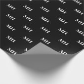 Eenvoudige Elegant Black White Monogrammen Cadeaupapier (Hoek)