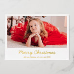 Eenvoudige Elegant Gold Script Merry-kerstfoto Folie Feestdagenkaart<br><div class="desc">Moderne kerstkaart met foto's met een eenvoudige en minimalistische structuur. Onder uw foto is de groet "Vrolijk Kerstmis" in een elegant manuscript samen met uw namen in echte gouden folie. De rug heeft een tweede afbeelding samen met uw gepersonaliseerd bericht in rood.</div>