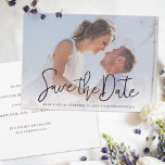 Eenvoudige Elegant Modern Black Script Photo Wedde Save The Date<br><div class="desc">Deze eenvoudige, stijlvolle moderne fotobruiloft bewaart de datum platte kaart sjabloon "sparen de Datum"in een levendig modern manuscript met uw eerste namen, datum en trouwscène op één enkele lijn onder het. Sparen het manuscript van de Datum is zwart en de standaardkleur voor de namen, datum en de tekst van de...</div>