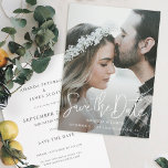 Eenvoudige Elegant Moderne Foto van het Manuscript Save The Date<br><div class="desc">Deze simpele foto-bruiloft, behalve de date flat card, heeft een warm, minimalistisch design. De voorzijde is voorzien van een levendig modern Save the Date-tekst boven uw voornamen en datum- en trouwlocatie. Op de rug, hebben wij de achtergrond zoals transparant geplaatst, zodat de kleur van het document als basiskleur zal dienen....</div>