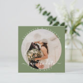 Eenvoudige Elegant Sage Green Couple Photo Wedding Save The Date (Staand voorkant)