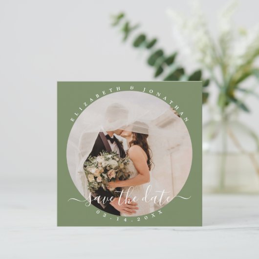 Eenvoudige Elegant Sage Green Couple Photo Wedding Save The Date (Staand voorkant)