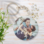 Eenvoudige Elegant Script Couple-foto Sleutelhanger<br><div class="desc">Personaliseer met uw favoriete paar foto,  die een mooie witte manuscriptdoopvont met de woordliefde,  die tot een uniek geheugen en een gift aan schat leidt! Perfect voor bruiloft...  cadeautjes. Ontworpen door: Thisnotme©</div>