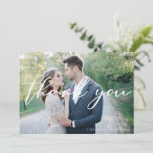 Eenvoudige Elegant White Script Overlay Weddenfoto Bedankkaart (Staand voorkant)