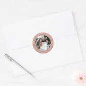 Eenvoudige Elegante Bewaar de Datum Trouwfoto Roze Ronde Sticker (Envelop)