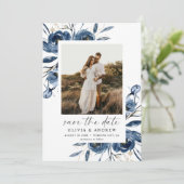Eenvoudige Elegante Blauwe Bloemrijke Script & Fot Save The Date (Staand voorkant)