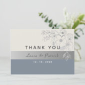 Eenvoudige elegante bloemenstoffige blauwe bruilof bedankkaart (Staand voorkant)