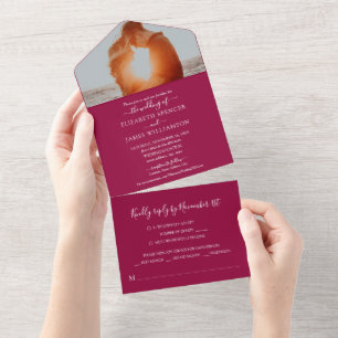 Eenvoudige elegante foto-bruiloft RSVP Cranberry All In One Uitnodiging