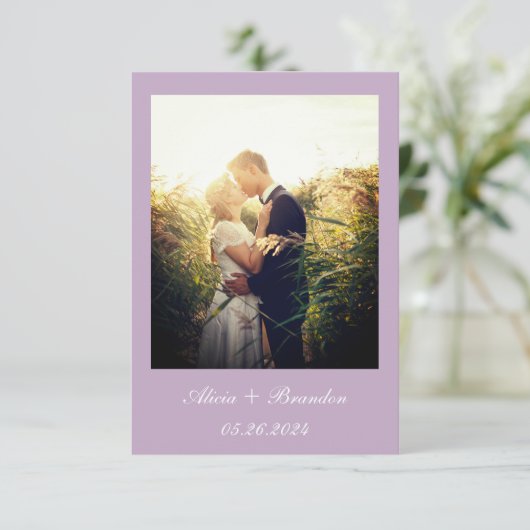 Eenvoudige elegante foto Paarse Lila tekst bruilof Save The Date (Staand voorkant)