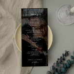 Eenvoudige elegante foto zwarte bruiloft menu<br><div class="desc">Trendy donkere foto overlay zwart-wit minimalistische typografie aangepaste tekst sjabloon bruiloft menukaart.</div>