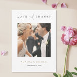 Eenvoudige Elegante Gouden Typografie Fotobruiloft Bedankkaart<br><div class="desc">Deze eenvoudig chique aangepaste foto bruiloft dank u kaart sjabloon heeft een elegant, minimalistisch, modern design. De standaardvorm is standaard scherpe hoeken, maar afgeronde hoeken werken ook heerlijk met dit ontwerp, dus probeer beide looks en kijk welke je grijpt! Op de voorkant staan je favoriete foto, voornamen en een 'LOVE...</div>