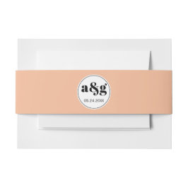 Eenvoudige elegante koraalperzik initialen bruilof uitnodigingen wikkel
