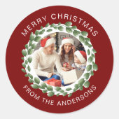 Eenvoudige Elegante Krans Kerstfoto Familienaam Ronde Sticker (Voorkant)