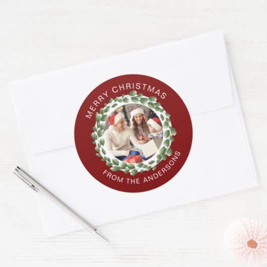 Eenvoudige Elegante Krans Kerstfoto Familienaam Ronde Sticker (Envelop)