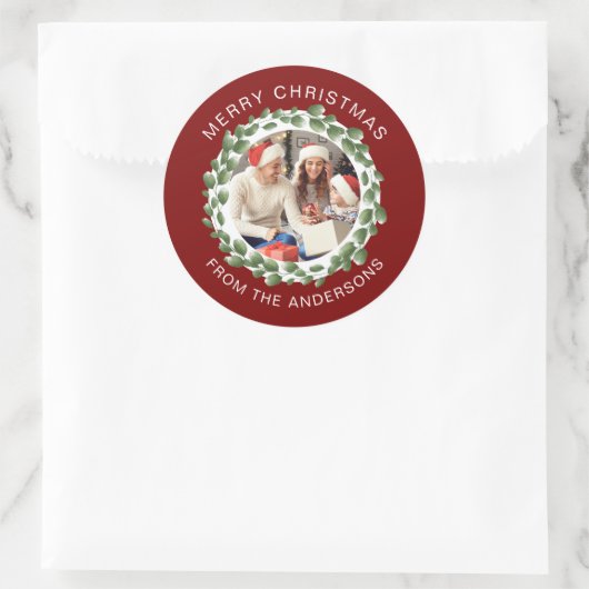 Eenvoudige Elegante Krans Kerstfoto Familienaam Ronde Sticker (Tas)