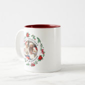 Eenvoudige Elegante Krans Kerstfoto Familienaam Tweekleurige Koffiemok (Voorkant links)
