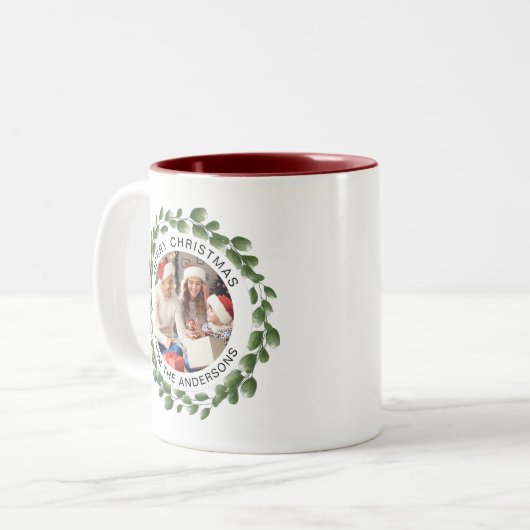 Eenvoudige Elegante Krans Kerstfoto Familienaam Tweekleurige Koffiemok (Voorkant links)