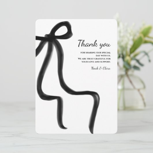 Eenvoudige elegante minimalistische zwarte strik bedankkaart (Staand voorkant)