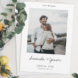 Eenvoudige elegante moderne foto Verloving bruilof Save The Date<br><div class="desc">Deze eenvoudige, stijlvolle moderne fotobruiloft bewaart de datum platte kaart sjabloon kenmerkt uw namen in een levendig handschrift onder uw foto. Het kijkt geweldig met of scherpe of rond gemaakte hoeken, probeer allebei op het uitgeven wijze kijkt om te zien welke grabs u! U zou kunnen verkiezen om de doopvont,...</div>