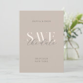Eenvoudige elegante moderne taupe beige chique bru save the date (Staand voorkant)