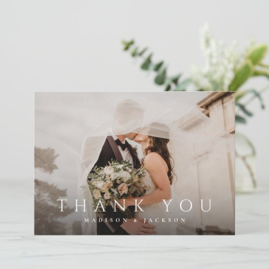 Eenvoudige Elegante Moderne Trouwfoto Dank u kaart (Staand voorkant)