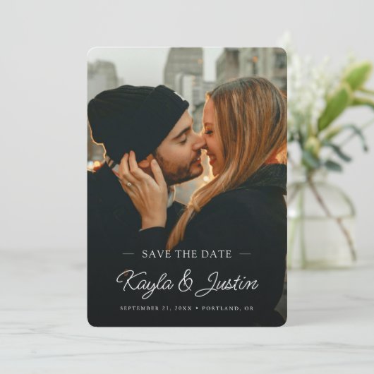 Eenvoudige elegante moderne witte tekst aangepaste save the date (Staand voorkant)