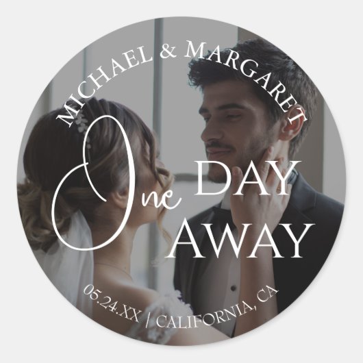 Eenvoudige Elegante 'One Day Away' Proefhuwelijksd Ronde Sticker (Voorkant)