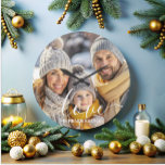 Eenvoudige, elegante overlay met familiefoto's grote klok<br><div class="desc">Creëer is een tijdloze familieherinnering met deze eenvoudige, elegante fotoklok. Met een minimalistisch ontwerp met een charmante liefdesscript overlay, toont deze plaquette prachtig uw favoriete familie-afbeeldingen. Perfect voor kinderen, ouders en grootouders een mooi cadeau voor moederdag of vaderdag, het is een leuke manier om je geliefden te vieren en een...</div>