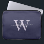 Eenvoudige elegante Paarse monogram naam en Initia Laptop Sleeve<br><div class="desc">Een elegant paars ontwerp met een eenvoudige krommende monogram naam en initiaal.</div>