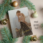 Eenvoudige elegante pasgetrouwde Merry Christmas g Folie Feestdagenkaart<br><div class="desc">Elegante luxe echt gouden folie script bruiloft paar foto overlay naam en tekst gepersonaliseerde eerste kerstvakantie kaart.         Houd er rekening mee dat u de kleur van de folie kunt kiezen: goud,  roos goud of zilver.</div>