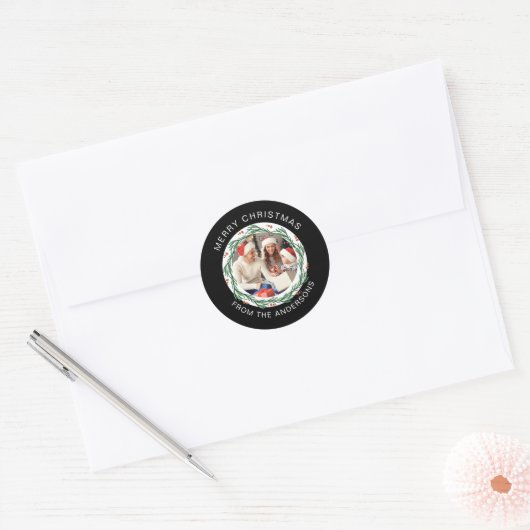 Eenvoudige Elegante Ronde Kerstfoto Familienaam Ronde Sticker (Envelop)
