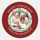 Eenvoudige Elegante Ronde Kerstfoto Familienaam Ronde Sticker (Voorkant)