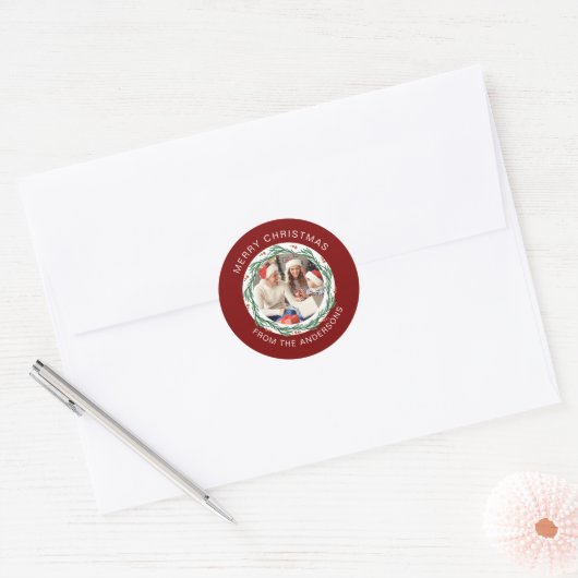 Eenvoudige Elegante Ronde Kerstfoto Familienaam Ronde Sticker (Envelop)