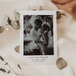 Eenvoudige elegante tekst en foto | Weddenschap Ha Briefkaart<br><div class="desc">Deze minimalistische en elegante bruiloft bedankt jullie briefkaarten voor de moderne zwarte tekst op een schone witte achtergrond,  met je persoonlijke foto. Een simpele en stijlvolle blik.</div>