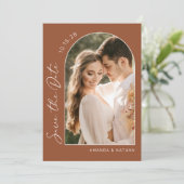 Eenvoudige Elegante Terracotta Trouwfoto Save The Date (Staand voorkant)