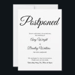 Eenvoudige elegante uitgestelde huwelijksaankondig kaart<br><div class="desc">Hier is een eenvoudige kaart om je gasten te informeren als het nodig is om je trouwdatum te wijzigen. Gebruik de velden sjabloon om uw persoonlijke gegevens toe te voegen en deze elegante, minimalistische vormgeving zelf te maken. De witte achtergrond kan in om het even welke kleur worden veranderd u...</div>