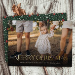 Eenvoudige Elegante Vrolijke Kerstmis Bloemen Teru Folie Feestdagenkaart<br><div class="desc">Deze prachtige vakantiefotokaart is voorzien van stijlvolle, moderne typografie onderaan, met "Merry Christmas" in echte gouden folie. Met een donkere verloopbedekking kan de tekst tegen elke foto opvallen. De achterkant van de kaart bevat een met de hand getekend bloemmotief en groen patroon in traditionele kleuren van rood, groen en ivoor...</div>