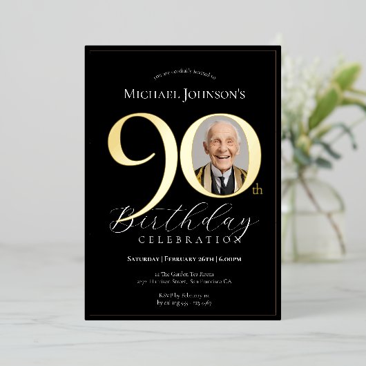 Eenvoudige Elegante Zwart Gouden Foto 90ste Verjaa Folie Uitnodiging (Staand Voorkant)