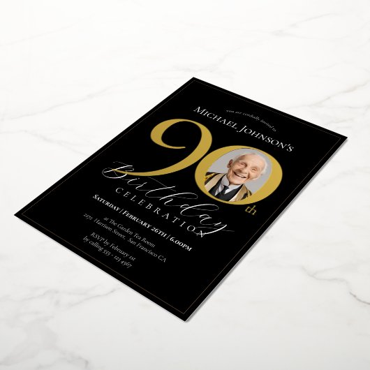 Eenvoudige Elegante Zwart Gouden Foto 90ste Verjaa Folie Uitnodiging (Gedraaid)