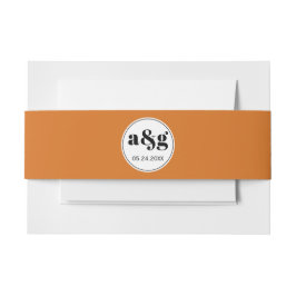 Eenvoudige elegante zwarte initialen oranje bruilo uitnodigingen wikkel