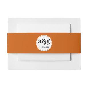 Eenvoudige elegante zwarte initialen verbrande ora uitnodigingen wikkel