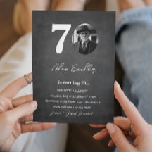 Eenvoudige en elegante 70e verjaardagsfeest grijze