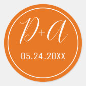 Eenvoudige en elegante initialen oranje bruiloft ronde sticker (Voorkant)