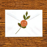 Eenvoudige en elegante initialen verbrand oranje b ronde sticker<br><div class="desc">Eenvoudige en elegante initialen verbranden sinaasappel en witte bruine envelop rond klepje. Het toont uw initialen in een manuscriptdoopvont op sinaasappel. Het maakt deel uit van onze 'Oranje bloemen' bruiloft. U kunt achtergrondkleur wijzigen om aan uw behoeften te voldoen.</div>