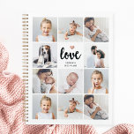 Eenvoudige en grafische fotocollage | Liefde met h Planner<br><div class="desc">Deze zwarte en witte 2023 planner kenmerkt een fotonet met elf van uw persoonlijke foto's, en trendy moderne manuscripttypografie die "Liefde" zegt. Er is ook een elegant hart met een nepgoudblik. Een simpel, minimalistisch maar absoluut stijlvol cadeau voor je moeder, echtgenoot of familielid wanneer je ze wilt laten weten hoeveel...</div>