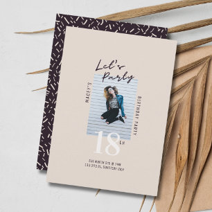 Eenvoudige Enkele Foto 18e Verjaardagsfeestuitnodi Kaart