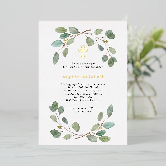 Eenvoudige Eucalyptus Groene en Gouden Doopkruis Folie Uitnodiging (Staand Voorkant)