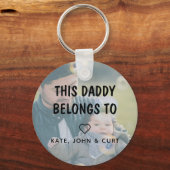 Eenvoudige foto Deze vader behoort tot vaderdag Sleutelhanger (Voorkant)
